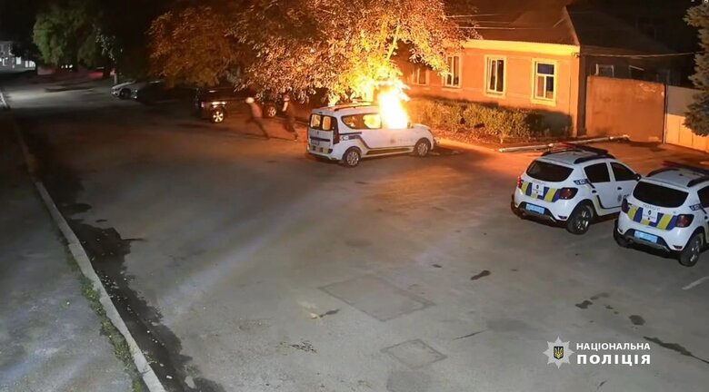На Одещині двоє хлопців підпалили поліцейське авто qxdiquiquitzrz