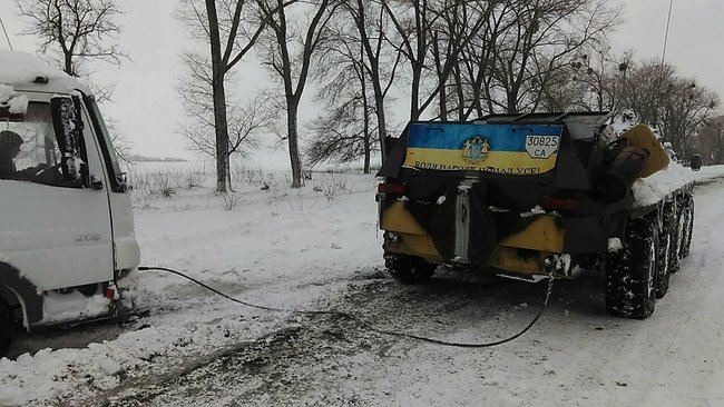Владелец военного музея на Черкасщине вытащил БТРом из снега около 30 авто, - журналист Радченко 01