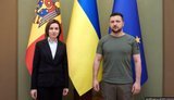 Санду наградила Зеленского высшей наградой страны: "Пока Украина сражается там, на востоке, Молдова может спать спокойно"