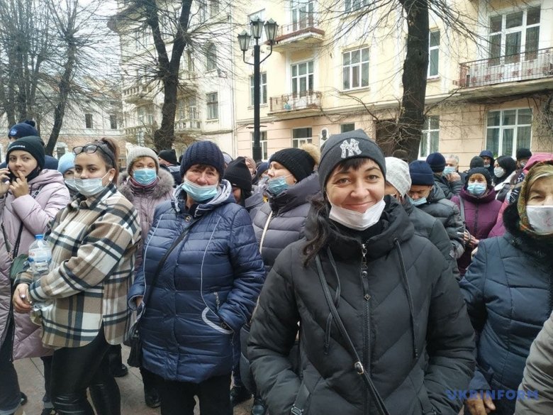Селяне пикетировали Черновицкую ОГА, потому что год живут без газа 02