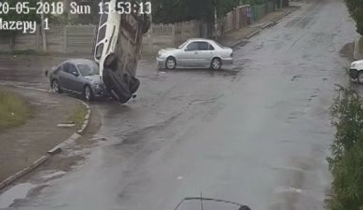 ДТП за участю трьох автомобілів у Коломиї на Івано-Франківщині. ВІДЕО камер спостереження