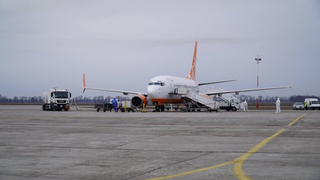 Гончарук сообщил об успешной эвакуации украинцев из Китая 01