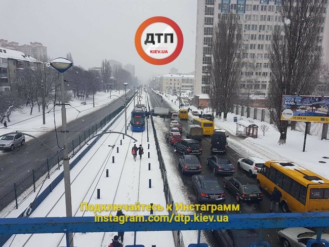 Масштабна ДТП у Києві: мікроавтобус зніс огорожу швидкісного трамвая 02