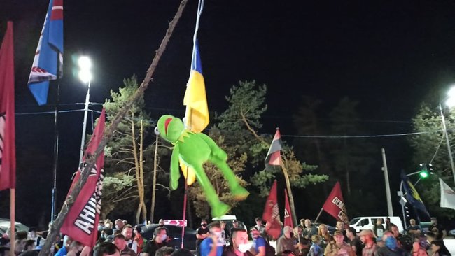 Біля дачі Зеленського в Кончі-Заспі протестують проти спроби спільної з окупантами інспекції позицій ЗСУ 21