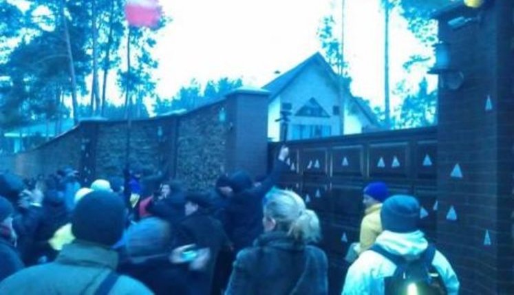 "Собственность бандитов" - активисты АвтоМайдана обозначили ворота министра внутренних дел Захарченко. ФОТО