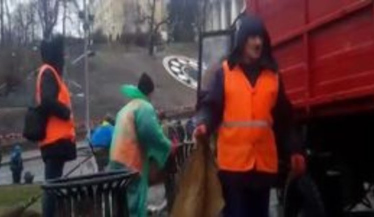 Палатки на Майдане Незалежности в Киеве демонтируют коммунальщики. ВИДЕО