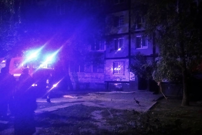 Пожежа в житловому будинку в Дніпрі: співробітники ДСНС врятували 10 осіб, серед яких дитина 02