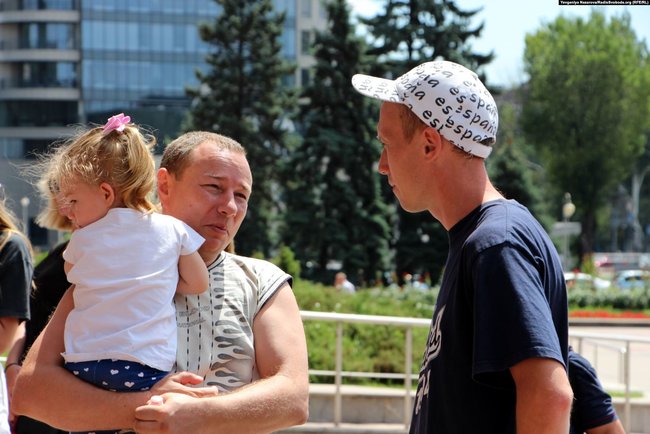 Батьки школярів влаштували в Запоріжжі протест проти дистанційного навчання 02