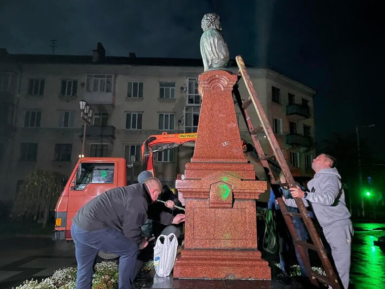В Житомире был демонтирован памятник Пушкину. Мэр Сухомлин хочет отдать его россиянам по обмену 02