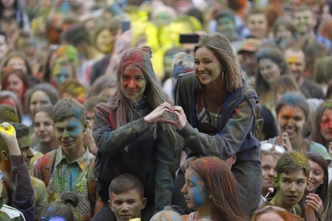 Майже 3 тисячі учасників і півтонни фарб, - у Дніпрі провели Kolir Fest 04