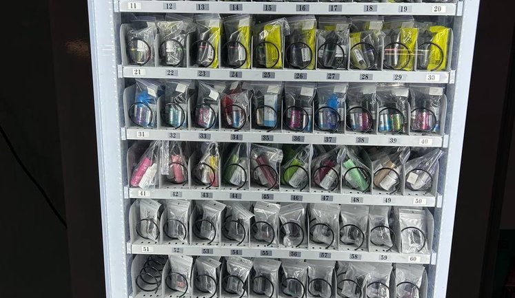 В Україні почали з’являтися автомати із незаконними "самозамісами" до електронних сигарет: перший поліція демонтувала. ФОТО