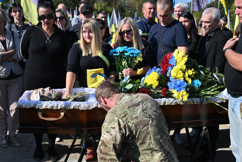 Із загиблим воїном штурмової роти 59-ї бригади Володимиром Іщенком попрощалися у Києві 12