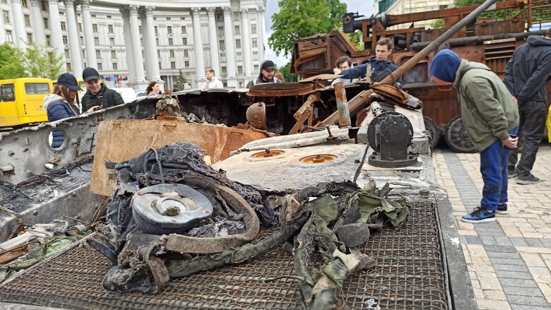 Танк, БМД та Тигр: В центрі Києва відкрилась виставка демілітаризованої техніки російських окупантів 55