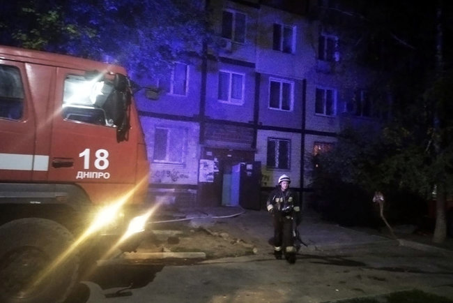 Пожежа в житловому будинку в Дніпрі: співробітники ДСНС врятували 10 осіб, серед яких дитина 01
