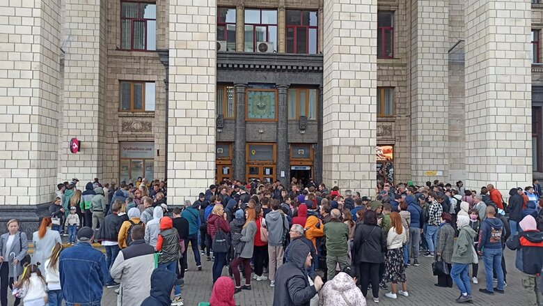 Понад 1200 українців стоять у черзі за маркою Русскій воєнний корабль… ВСЬО! 16