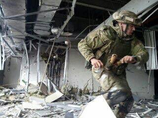 "Спасибі за те, що вручаєте ордени молодим хлопцям, простим солдатам". Бійці, які відзначилися на Донбасі, стали Народними героями України 10