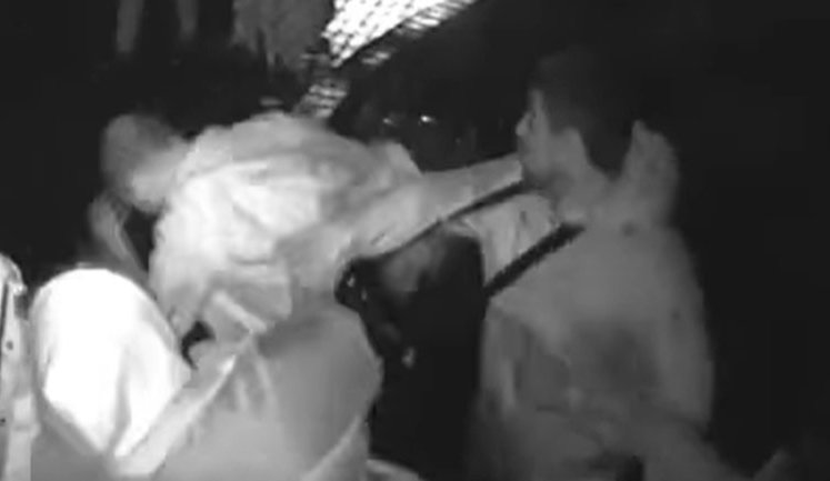 Камера наблюдения зафиксировала момент убийства военнослужащего возле кафе в Новой Каховке. ВИДЕО
