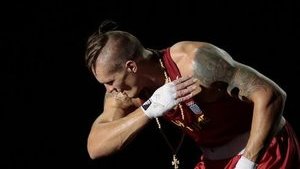 Усик досрочно победил россиянина Князева в 8 раунде. ВИДЕО