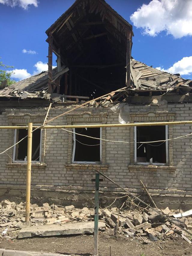 Обстріл Красногорівки: пошкоджено 29 будівель, включно з лікарнею і школою, - Аброськін 06