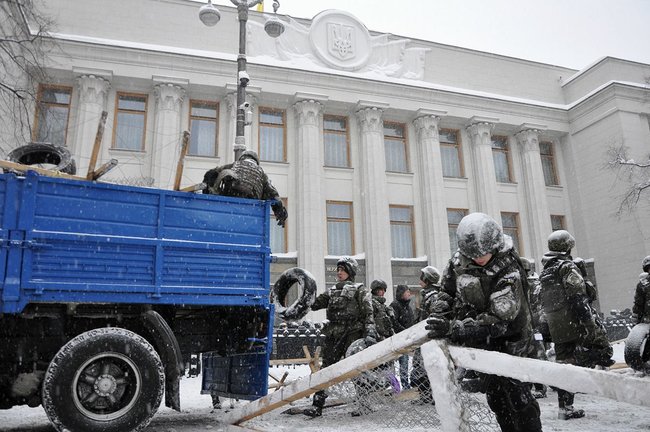 На улице Грушевского начали демонтаж палаточного городка 04