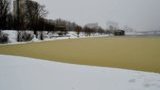 Экоинспекции Киева сказали срочно разобраться с растущими желтыми пятнами неизвестного происхождения на Днепре. ФОТО