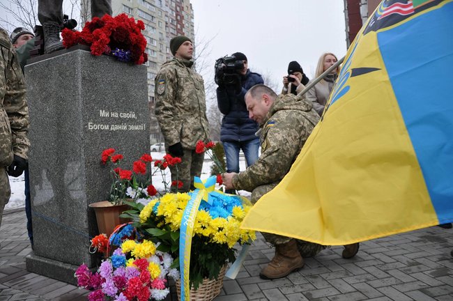 Учасники АТО та мешканці Києва поклали на Троєщині квіти до памятника Воїну-добровольцю 07