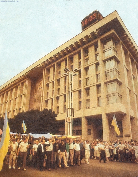 27 лет назад над Киевом был поднят национальный сине-желтый флаг 03