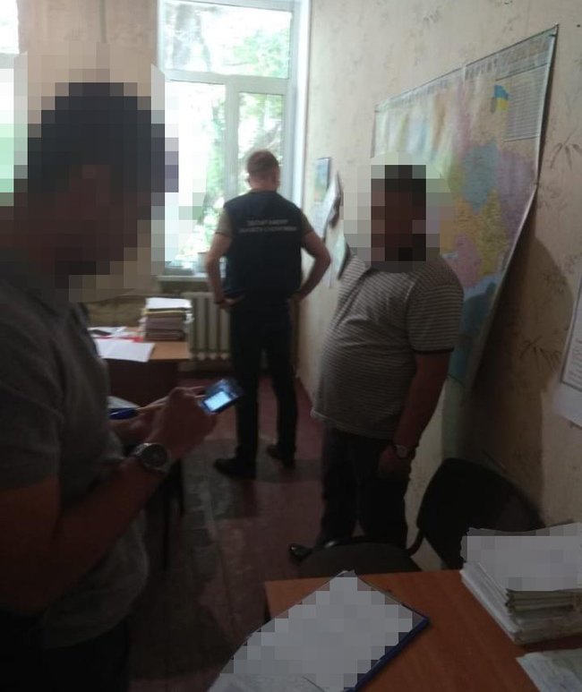 Начальницю Держгеокадастру Новомосковського району та її заступника затримали на хабарі: поліція шукає потерпілих 03