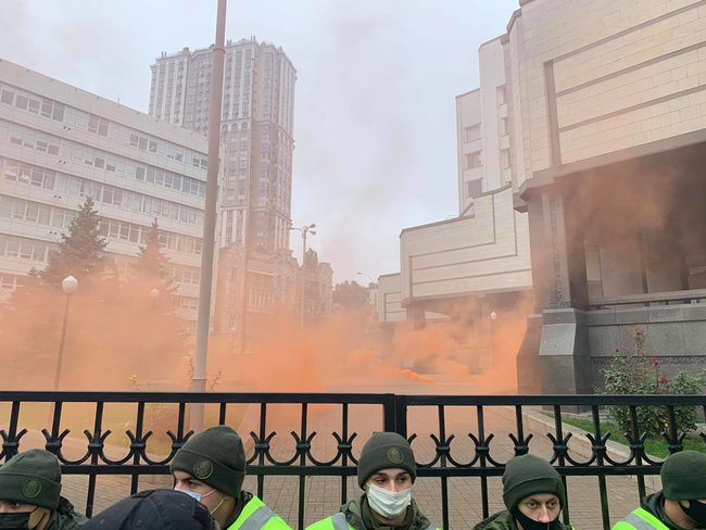 Protesters throw smoke bombs at Ukraines Constitutional Court 04