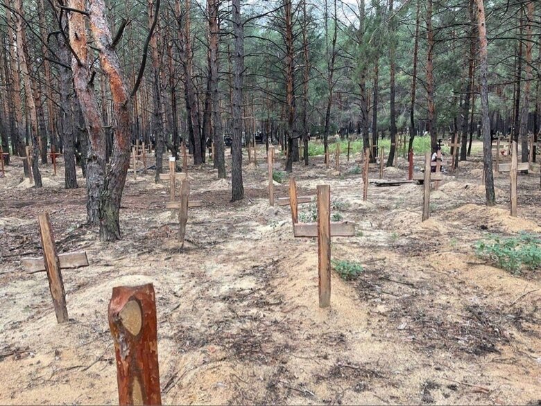 У визволеному Ізюмі виявили масове поховання на 440 тіл, - поліція 05