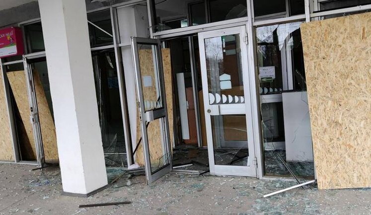 Ранковий артобстріл Херсона: рашисти поцілили у багатоповерхівку та інтернат. Загинула жінка. ВIДЕО