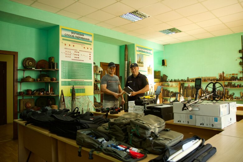 Юрій Цикенюк: Є такі міни, які спрацьовують на ходу людини. Вона пропустить собаку, техніка проїде, а коли відчуває, що йде людина, міна виплигує і вибухає 10