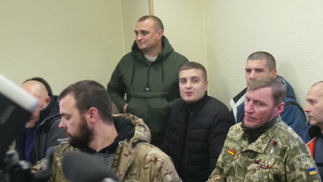 Суд розглядає апеляцію на арешт обвинуваченого у закупівлі неякісних бронежилетів Марченка: під будівлею суду відбувається акція на підтримку генерала 10