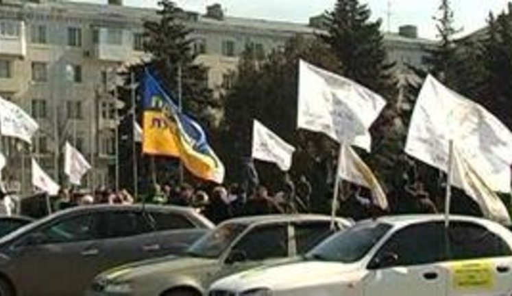Автопротест против налогового кодекса: Эту босоту партийно-комсомольскую нужно с лопатой отправить строить дороги к Евро-2012. ВИДЕО.