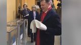 "Меньше свиней у власти и больше коров в селе", - Ляшко проголосовал на выборах. ВИДЕО