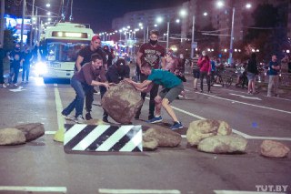 Второй день протестов в Беларуси: коктейли Молотова, светошумовые гранаты, стрельба и баррикады 11