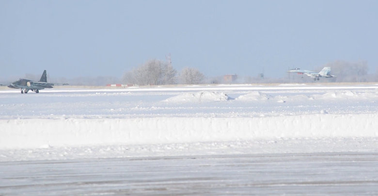 Россия перебрасывает истребители Су-35 в Беларусь 01