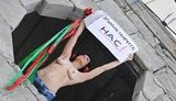 Полуголые FEMENистки просили "удовлетворить их" под "ментовскими" долгостроями. ФОТОрепортаж