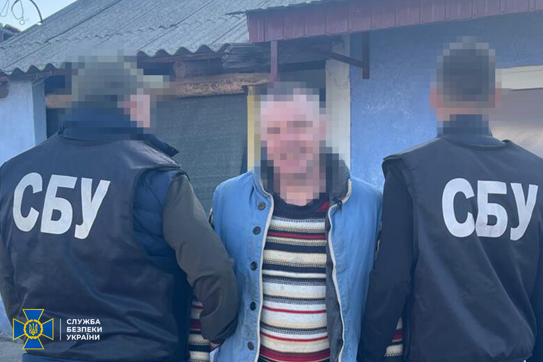 Trophy weapon dealers detained