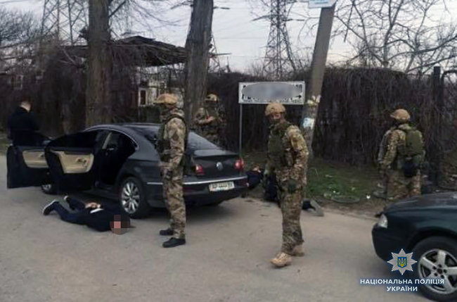 Запорожские полицейские накрыли группу вооруженных вымогателей 01