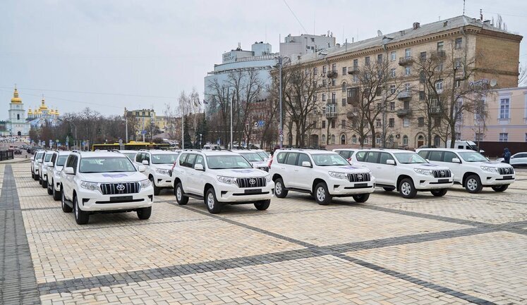 Президентка Єврокомісії фон дер Ляєн передала 50 нових автомобілів для потреб прокурорів та поліцейських у прифронтових регіонах України. ФОТОрепортаж