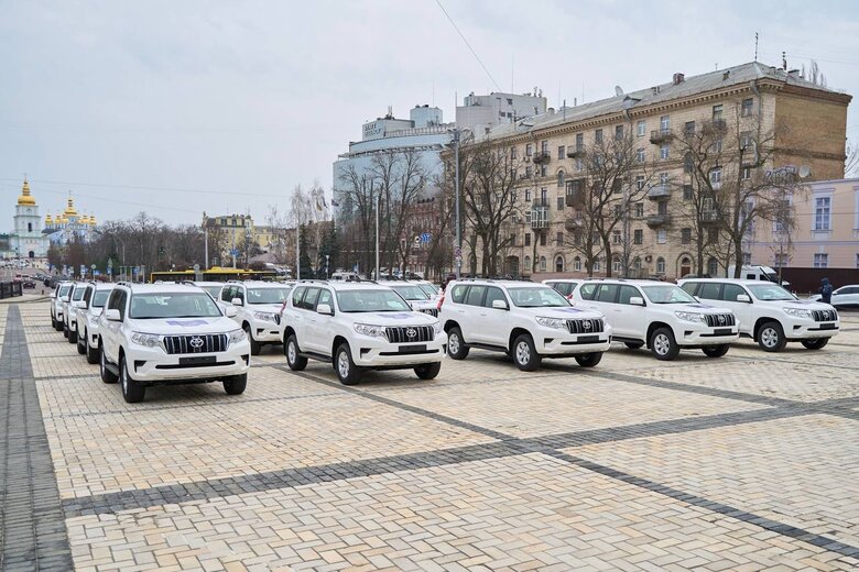 Фон дер Ляєн передала 50 авто Україні