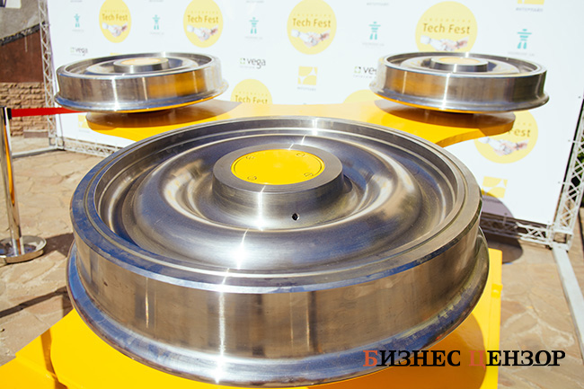 Авиадвигатели, беспилотники, боевые машины и трехтонный спиннер. Фоторепортаж с крупнейшего технического фестиваля 02