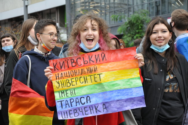 Руху ЛГБТ-маршу намагалася перешкодити жінка, яка лягла на асфальт і кричала про перетворення хлопчиків на геїв 61