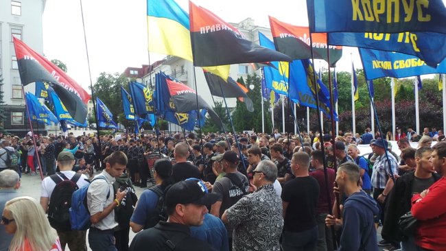 Поговори з тими, кого ти вбив, х#йло!: националисты пикетируют ОП с требованием ареста российской агентуры в Украине и перекрытия границы с РФ 03