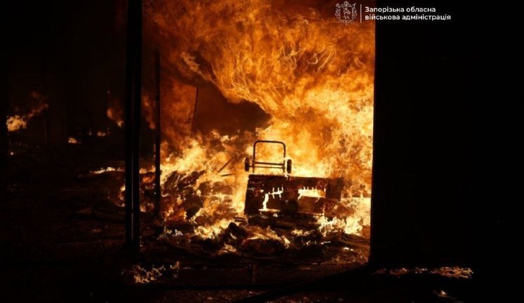 Росіяни атакували Запоріжжя: є постраждалі, горить торговельний центр. ФОТОрепортаж