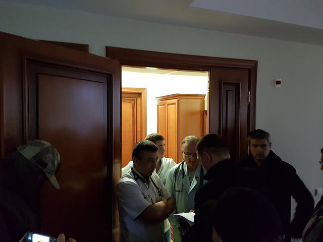 NABU detectives serve indictment to Nasirov in Feofania hospital 02 NABU detectives serve indictment to Nasirov in Feofania hospital 02