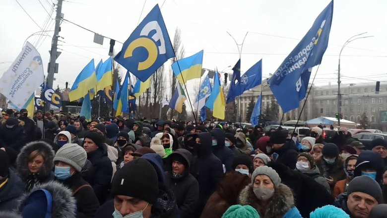 Беги, Вова, беги: Под судом, рассматривающим апелляции относительно меры пресечения для Порошенко, собрались митингующие 32
