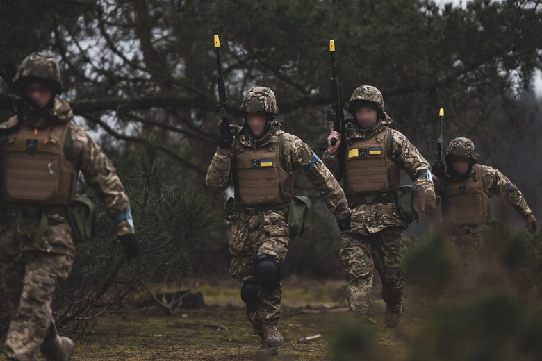 Canadian soldiers show how they train Ukrainians to fight in city 01