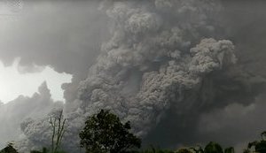 На острове Суматра проснулся вулкан: минимум семеро погибших. ВИДЕО